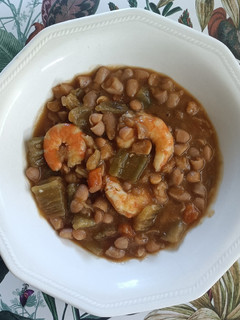 Una foto de Alubias con cardo y langostinos