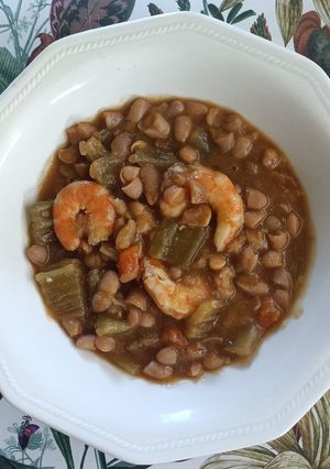 Una foto de Alubias con cardo y langostinos