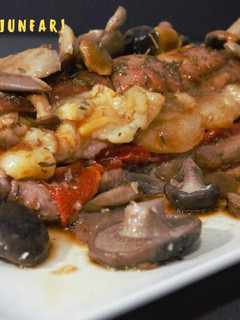 Una foto de Milhojas de solomillo en salsa de soja y miel con setas salteadas
