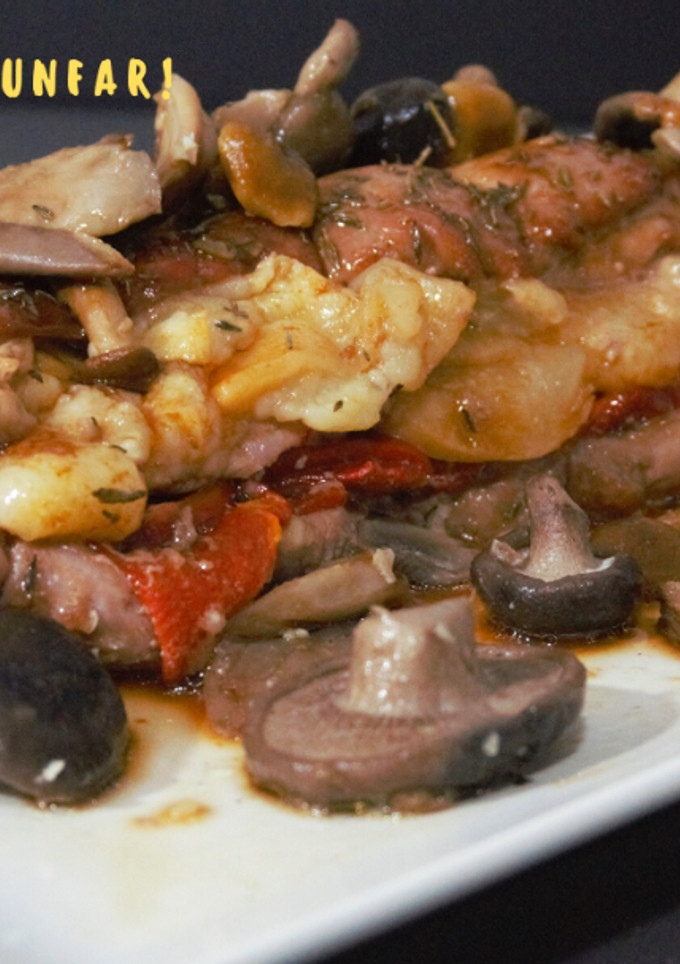 Una foto de Milhojas de solomillo en salsa de soja y miel con setas salteadas