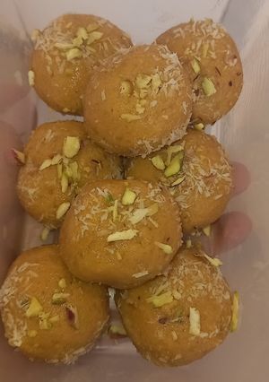 A picture of Besan Laddu/ Besan ka Halwa.
