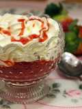 Copa de fresas con frosting de queso y coulis de fresa