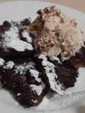 Frittata dolce al cacao, con gelato gusto nocciola variegato al cacao