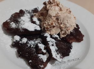 Foto di Frittata dolce al cacao, con gelato gusto nocciola variegato al cacao