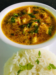 ગટ્ટા ની કઢી (Gatta Kadhi Recipe In Gujarati) રેસીપી મુખ્ય ફોટો
