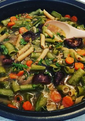 Una foto de Habas tiernas con vaina con macarrones integrales de espelta a la menta