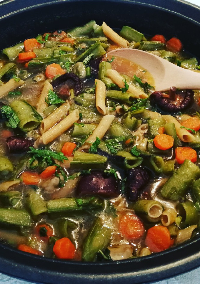 Una foto de Habas tiernas con vaina con macarrones integrales de espelta a la menta