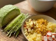 Una foto de ensalada de surimi con mayonesa