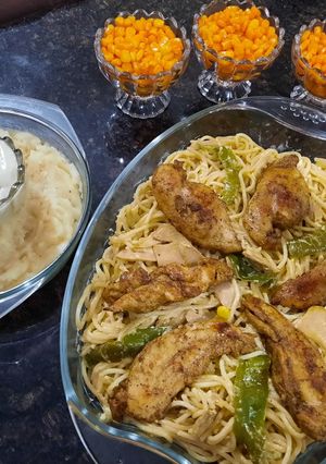 صورة لوصفة صدورة دجاج مع معكرونه وبطاطا مهروسة وذرة