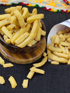 नमकपारे (namak pare recipe in Hindi) रेसिपी मुख्य फोटो