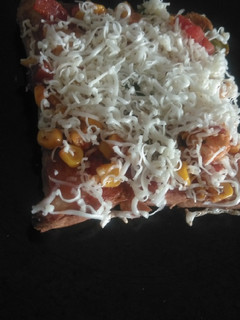 ચીલી બ્રેડ પીઝા (Chili Bread Pizza Recipe In Gujarati) રેસીપી મુખ્ય ફોટો