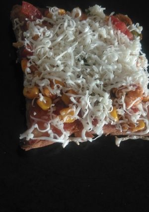 ચીલી બ્રેડ પીઝા (Chili Bread Pizza Recipe In Gujarati) રેસીપી મુખ્ય ફોટો