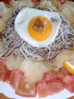 Una foto de Angulas al ajillo con patatas fritas y huevo
