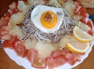 Una foto de Angulas al ajillo con patatas fritas y huevo
