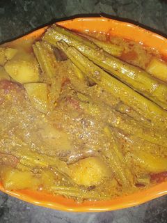 ड्रमस्टिक आलू सब्जी (drumstick aloo sabzi recipe in Hindi) रेसिपी मुख्य फोटो