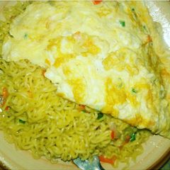 A picture of Noddles with fried egg.