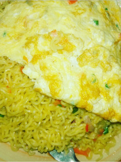 A picture of Noddles with fried egg.