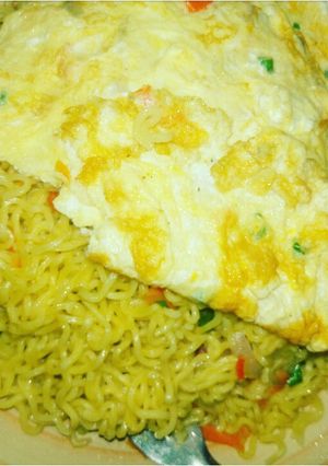 A picture of Noddles with fried egg.
