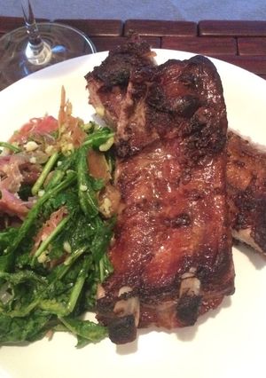 Una foto de Costillas de cerdo al vino tinto con ensalada de Rúcula, palta y jamón crudo