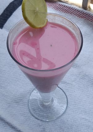 স্ট্রবেরি মিল্কশেক (strawberry milkshake recipe in Bengali) রেসিপির প্রধান ছবি