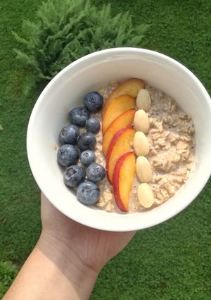 Foto di Overnight porridge con frutta fresca e mandorle