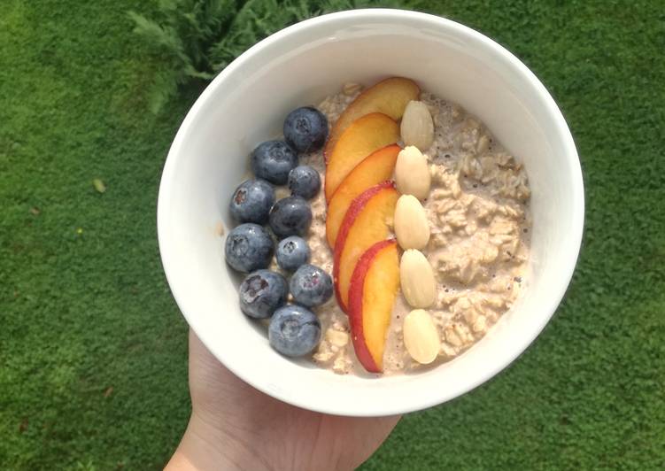 Overnight porridge con frutta fresca e mandorle
