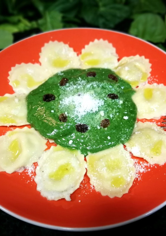 Una foto de Girasoles pasta de setas y trufa con salsa de espinaca sin lactosa