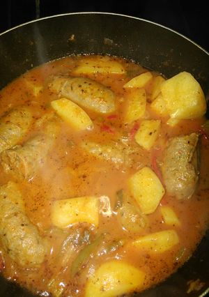 Una foto de Chorizos a la pomarola con papas