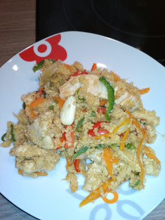 Una foto de Wok de pollo con cuscús