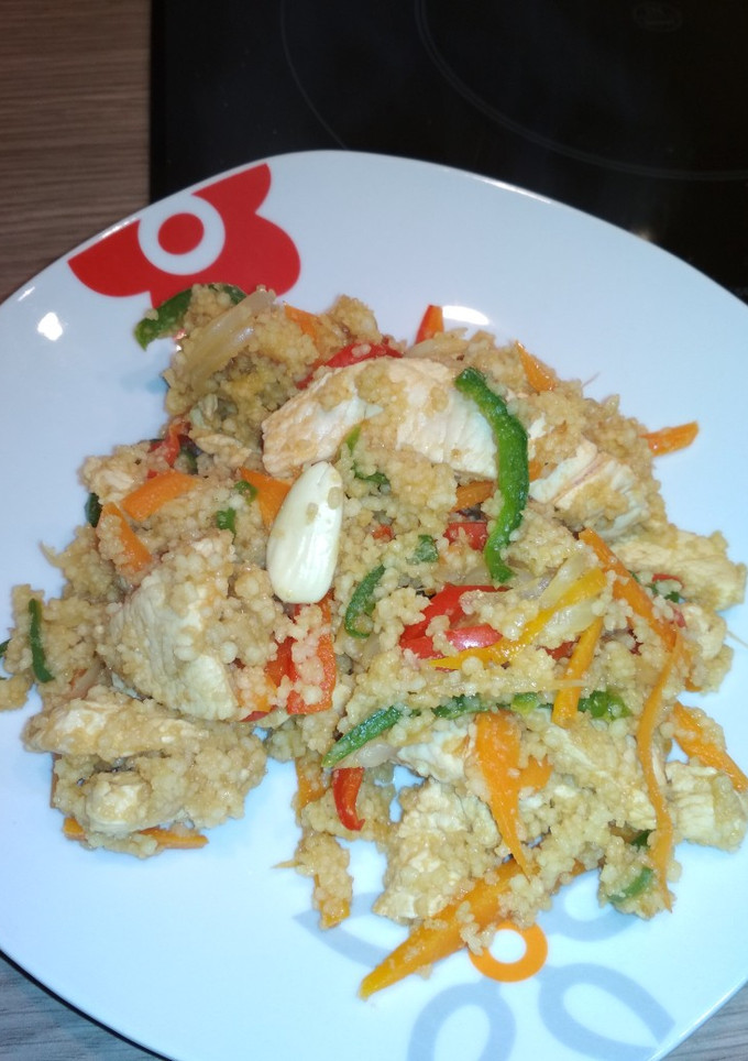 Una foto de Wok de pollo con cuscús