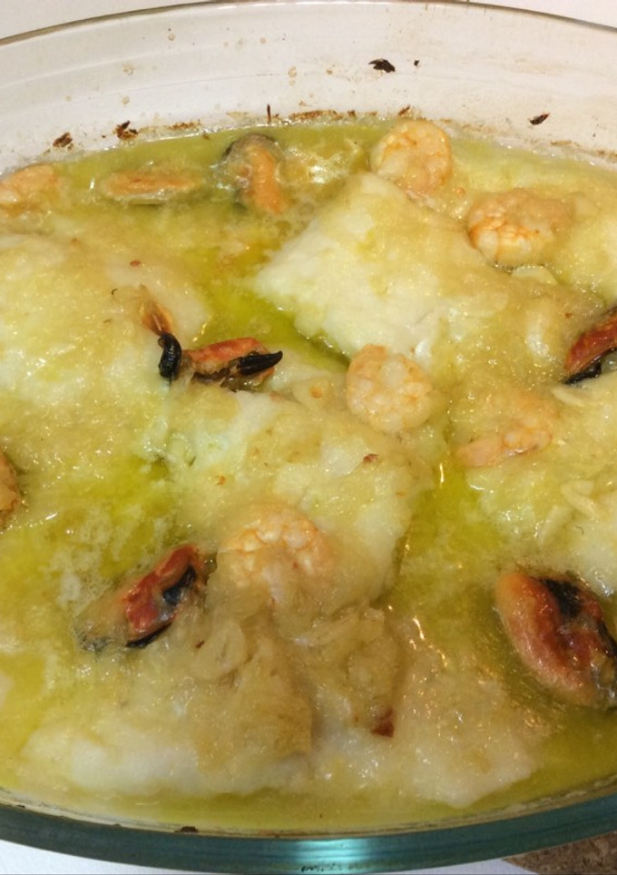 Una foto de Bacalao al horno con gambas y mejillones
