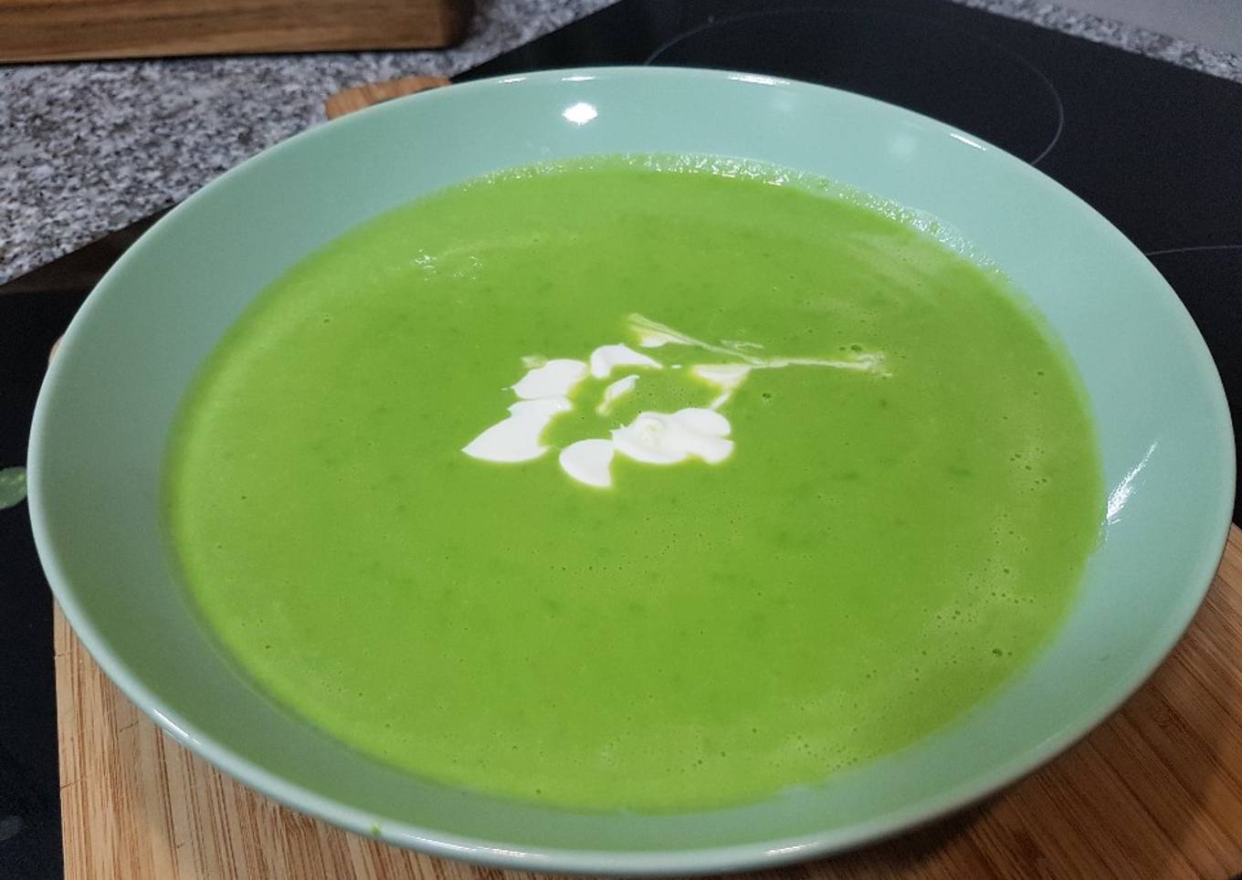 Crema de guisantes con yogur griego