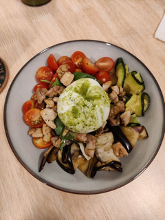 Una foto de Ensalada de pollo, burrata y pesto