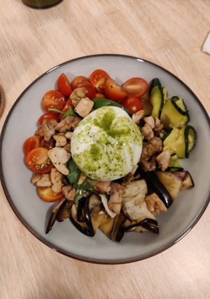 Una foto de Ensalada de pollo, burrata y pesto