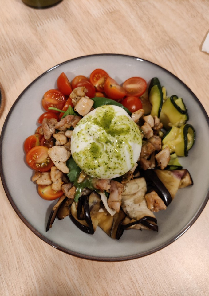 Una foto de Ensalada de pollo, burrata y pesto
