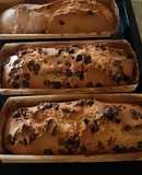 Budín inglés con chips de chocolate y también con fruta abrillantada y pasas de uva
