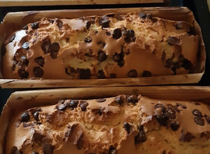 Una foto de Budín inglés con chips de chocolate y también con fruta abrillantada y pasas de uva