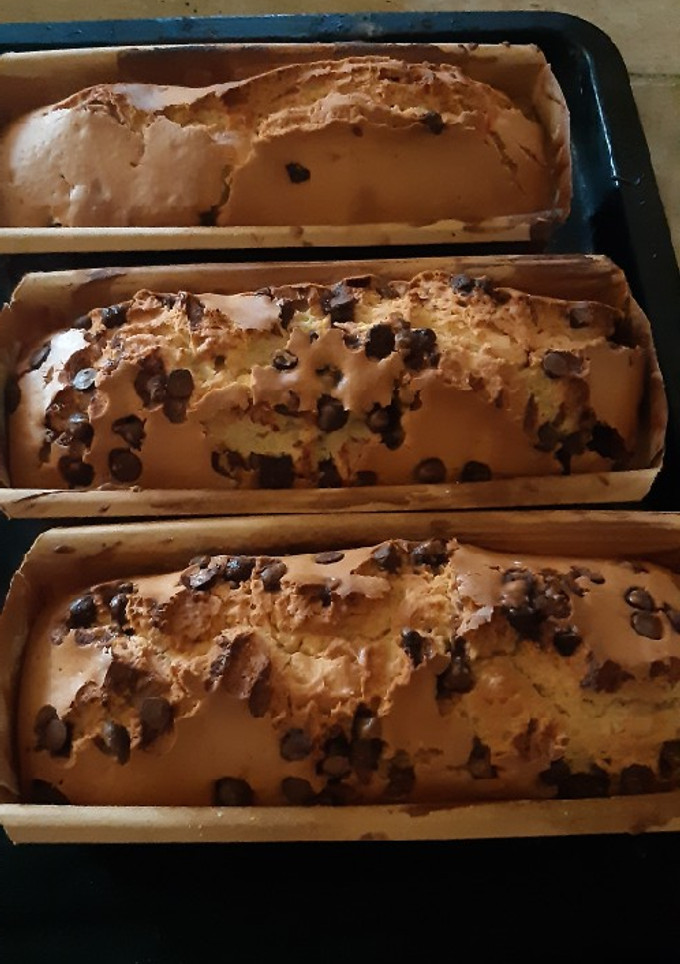 Una foto de Budín inglés con chips de chocolate y también con fruta abrillantada y pasas de uva