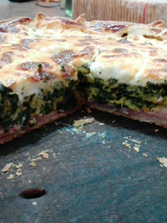 Una foto de Tarta de acelga, calabaza, jamón y queso