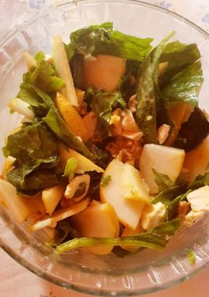 Una foto de Ensalada de peras y hojas verdes
