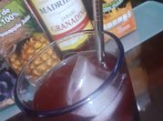 Una foto de cocteles y bebidas con alcohol