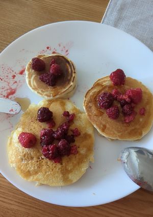 Une photo de Pancakes 🥞 aux framboises et sirop d'érable 🍁