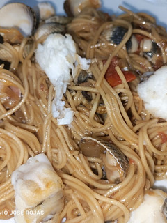 Una foto de Noodles de arroz con rape y frutos de mar