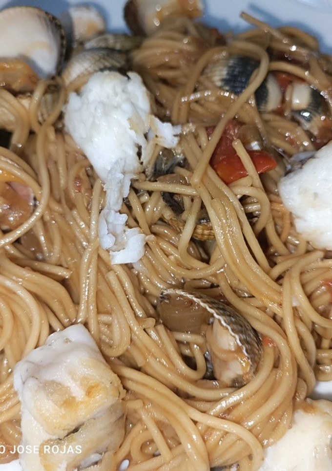 Una foto de Noodles de arroz con rape y frutos de mar