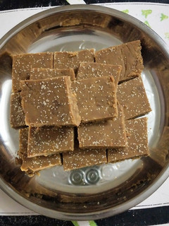 ગોળ પાપડી (Gol Papdi Recipe In Gujarati) રેસીપી મુખ્ય ફોટો