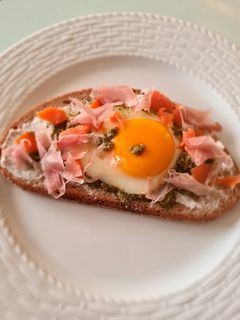 Une photo de Bruschetta œufs et jambon cru