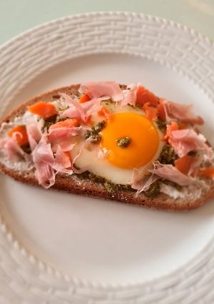 Une photo de Bruschetta œufs et jambon cru
