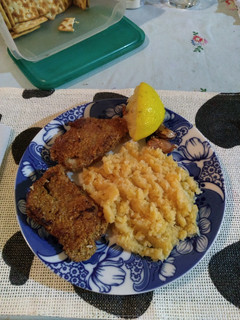 Una foto de Milanesitas de lomo de cerdo rebozadas de avena, con puré de coliflor