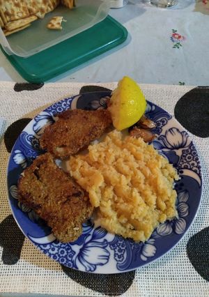 Una foto de Milanesitas de lomo de cerdo rebozadas de avena, con puré de coliflor