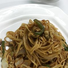 A picture of Egg and onion noodles.